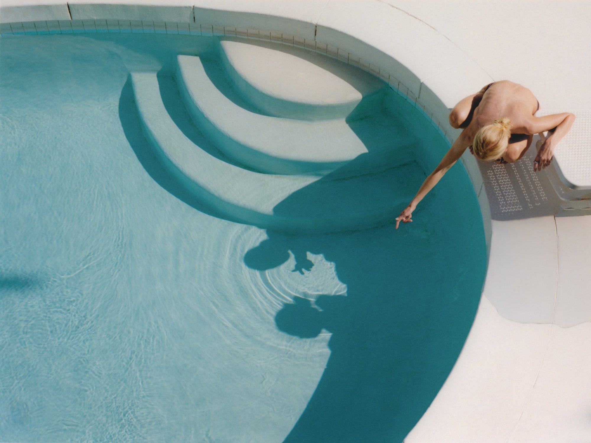 The curved white-plaster pool at Caster House, a photo and film shoot location in Los Angeles